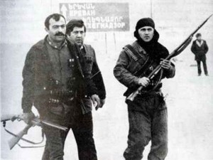 Первые армянские отряды самообороны. Обратите внимание на охотничью ружья в качестве основного вооружения. 