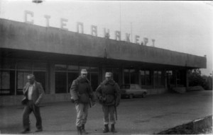 Советские солдаты охраняют аэропорт Степанакерта, 1990 г.