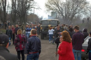 Местные жители блокируют десантников в Доброполье, апрель 2014 г.
