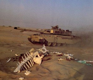 Танк "Абрамс" мчить по іракських пісках.