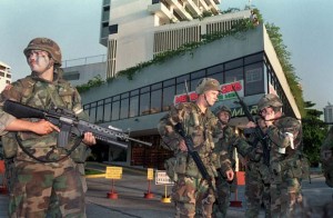 Американские солдаты у посольства Ватикана в Панаме