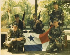 Рейнджеры США с захваченным флагом Панамы