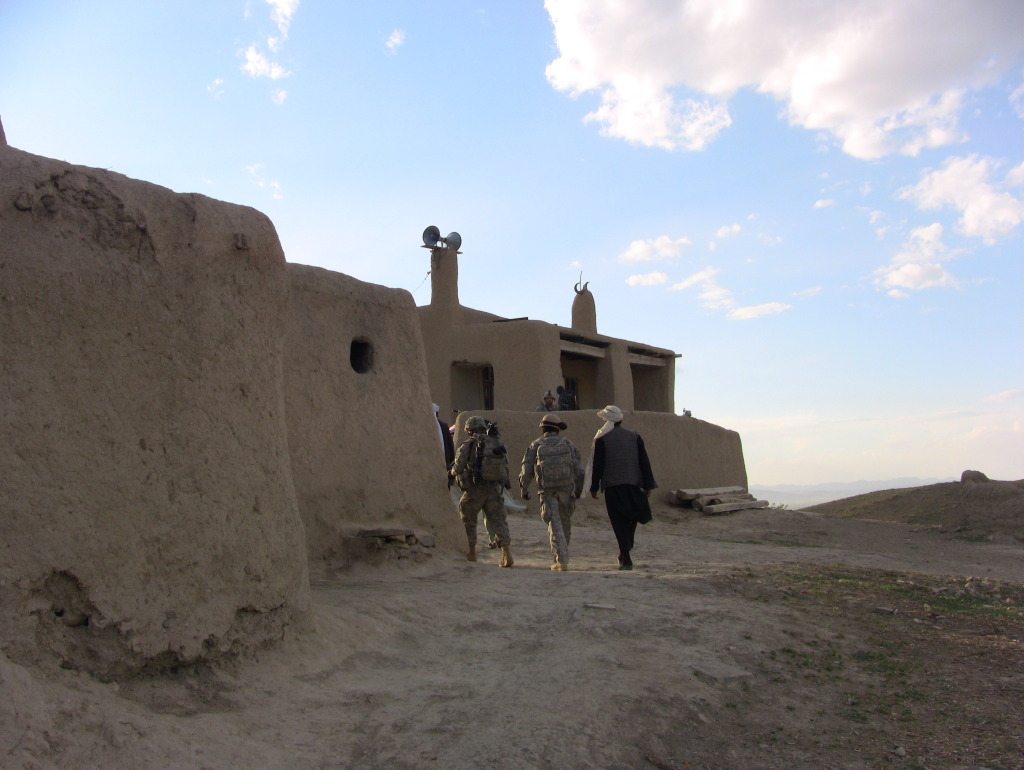Кишлак умер или жив. Кишлак Дувал Афганистан. Дувалы в Афганистане. Афганское жилище Дувал. Забор в кишлаке.